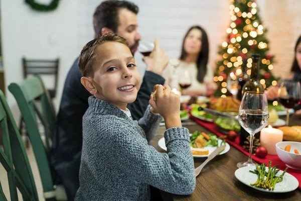 Ragazzo Sorridente Che Mangia Con Genitori Tavola Durante Celebrazioni Natalizie — Foto Stock