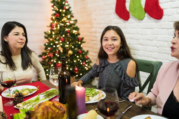 Femmine Godendo Cibo Sul Tavolo Pranzo Casa Durante Celebrazioni Natale — Foto Stock