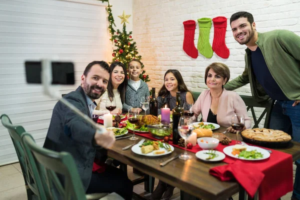 Férfi Szelfit Készít Boldog Családdal Karácsonyi Vacsora Alatt Otthon — Stock Fotó