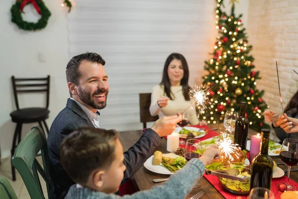 Boldog Ember Szórakozás Csillagszórók Miközben Élvezi Karácsonyi Vacsora Party Otthon — Stock Fotó