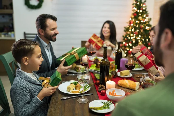 Famiglia Sorridente Con Regali Tavola Durante Festa Natale Casa — Foto Stock