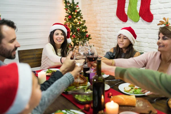 Felice Famiglia Brindare Bicchieri Vino Tavola Casa Durante Periodo Natalizio — Foto Stock