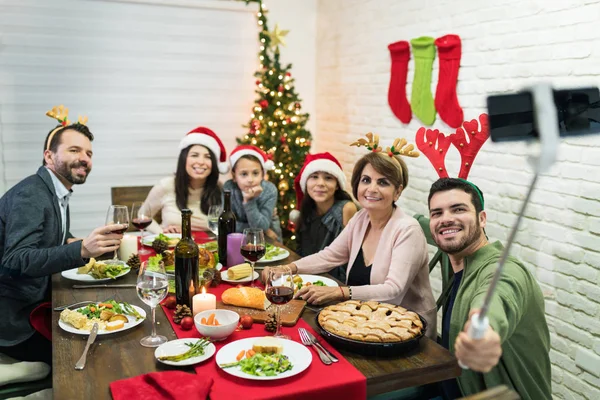 Uomo Caucasico Prendendo Selfie Con Famiglia Felice Godendo Cena Natale — Foto Stock