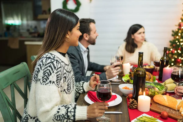 Amigos Tomando Vino Mesa Comedor Juntos Durante Cena Navidad Casa —  Fotos de Stock