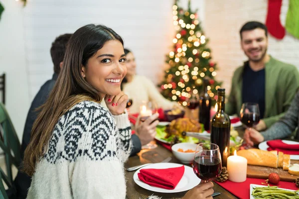 Donna Sorridente Che Gusta Pasto Con Gli Amici Durante Cena — Foto Stock