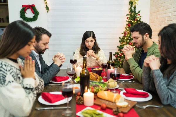 Amici Che Ringraziano Pasto Con Mani Strette Tavola Durante Cena — Foto Stock