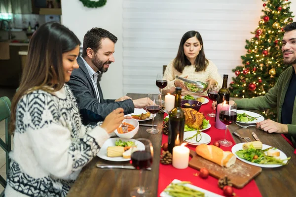 Boldog Barátok Beszélgetnek Vacsora Közben Asztalnál Karácsonyi Party Alatt — Stock Fotó