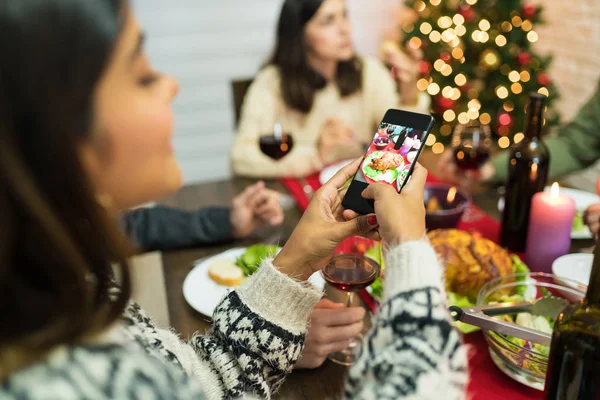 Noel Sırasında Evde Akıllı Telefonda Yemek Fotoğraflayan Kadının Yüksek Açı — Stok fotoğraf