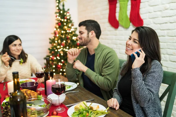 Felice Femmina Augurando Parente Smartphone Durante Celebrazioni Natale Con Gli — Foto Stock