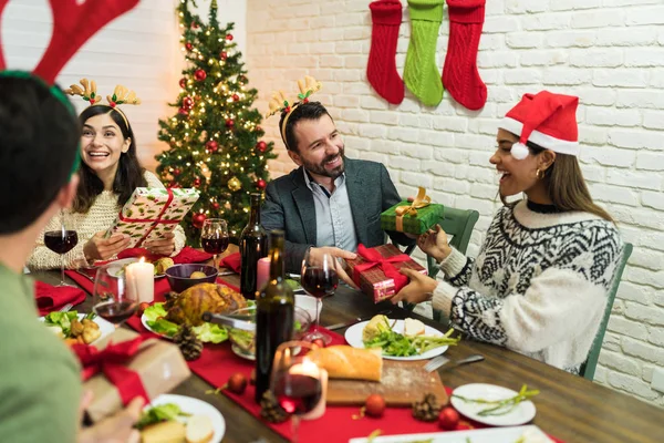 Amici Allegri Che Scambiano Regali Natale Sul Tavolo Pranzo Casa — Foto Stock