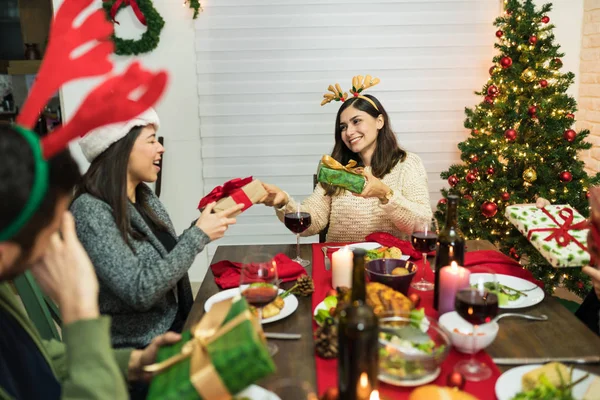 Donne Adulte Sorridenti Che Scambiano Regali Mentre Godono Cena Natale — Foto Stock