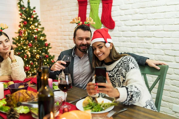 Amico Guardando Sorridente Coppia Prendere Selfie Smartphone Durante Cena Natale — Foto Stock