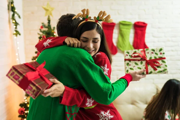 Paar Omarmen Het Uitwisselen Van Cadeautjes Thuis Tijdens Kerst Feesten — Stockfoto