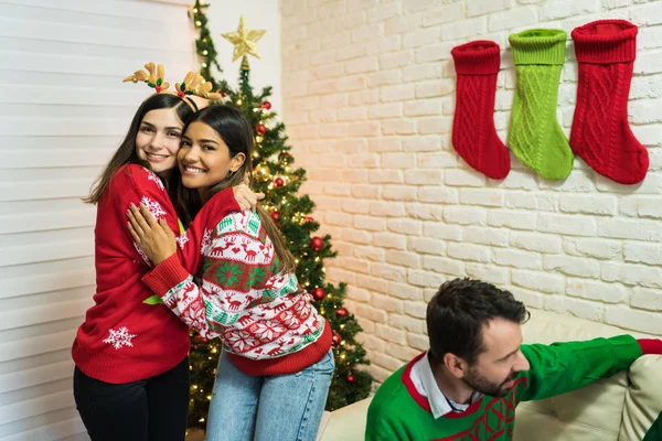 Best Friends Embracing Christmas Tree Home Festive Celebrations — Stock Photo, Image