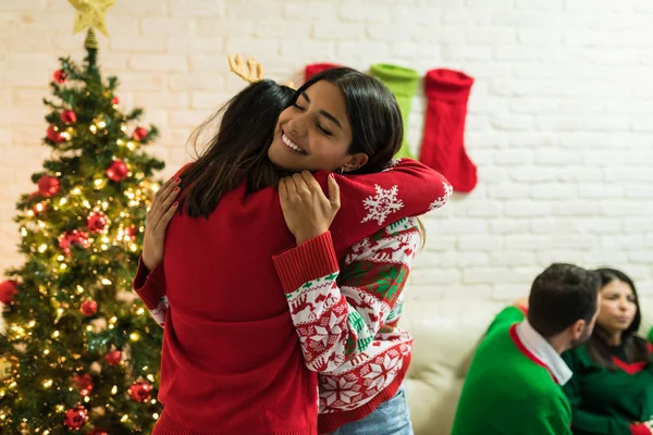 Best Friends Embracing Christmas Tree Home Festive Celebrations — Stock Photo, Image