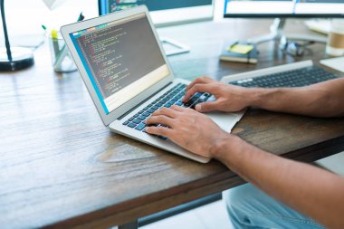 Masadaki dizüstü bilgisayarda profesyonel programlama yazılımının orta bölümü