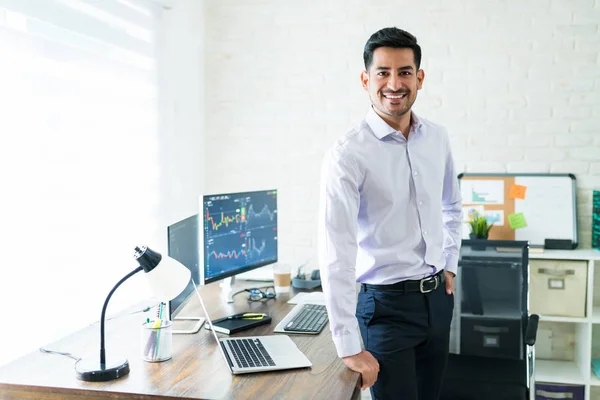 Portret Van Een Glimlachende Jonge Knappe Latin Freelance Effectenmakelaar Formele — Stockfoto