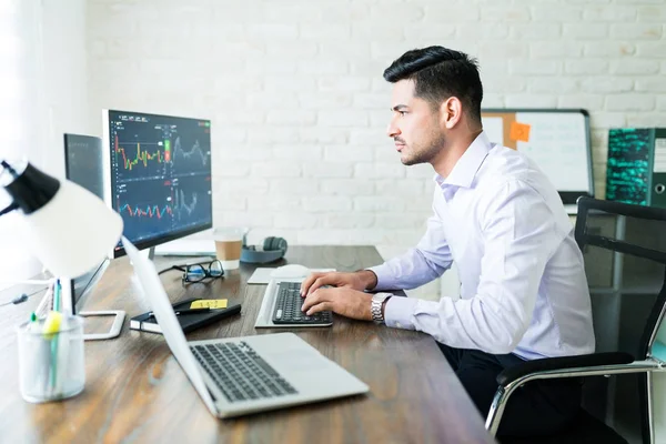 Confident Young Male Stock Broker Trading Computer Desk — Stock Photo, Image