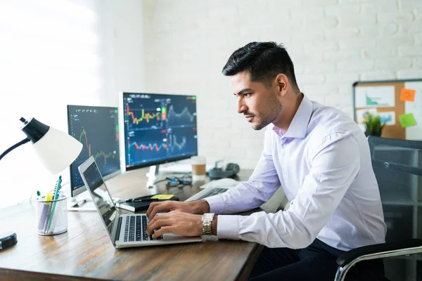 Knappe Latijns Freelance Makelaar Handel Laptop Aan Het Bureau Terwijl — Stockfoto