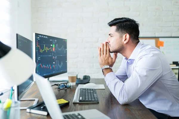 Thoughtful Hispanic Broker Analyzing Stock Graph Computer Screens Desk While — Stock Photo, Image