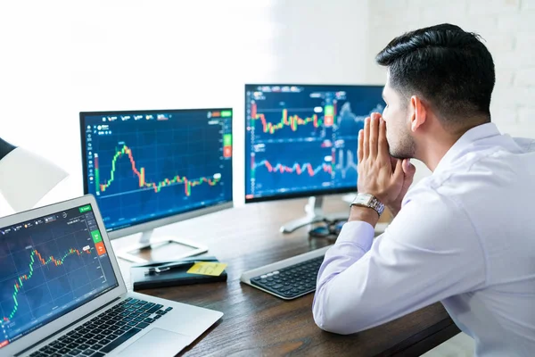 Giovane Broker Borsa Maschile Che Prega Buona Fortuna Mentre Trading — Foto Stock