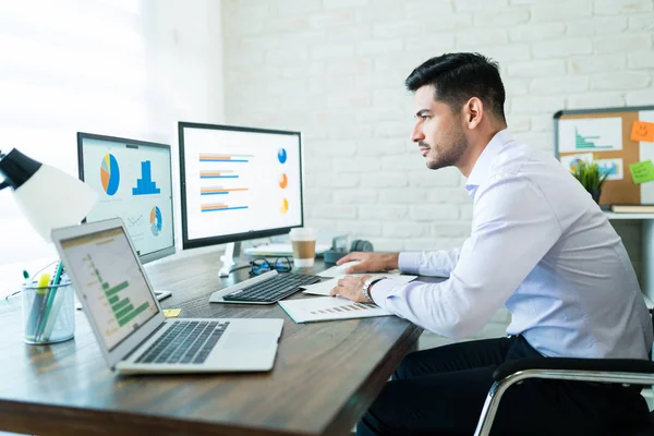 Zijaanzicht Van Jonge Aantrekkelijke Zakenman Studeren Grafieken Computer Tijdens Het — Stockfoto