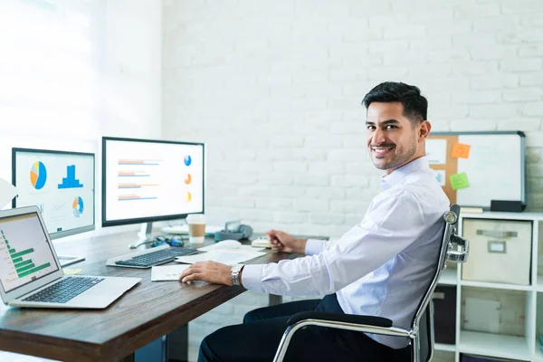Smiling Attractive Sales Professional Making Eye Contact While Sitting Desk — Stock Photo, Image