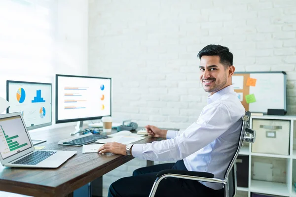 Lachen Aantrekkelijke Verkoop Professioneel Maken Oogcontact Tijdens Het Zitten Aan — Stockfoto