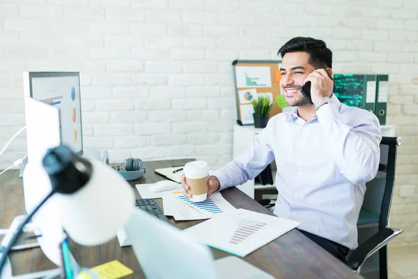 Hombre Negocios Relajado Hablando Teléfono Inteligente Mientras Está Sentado Con — Foto de Stock