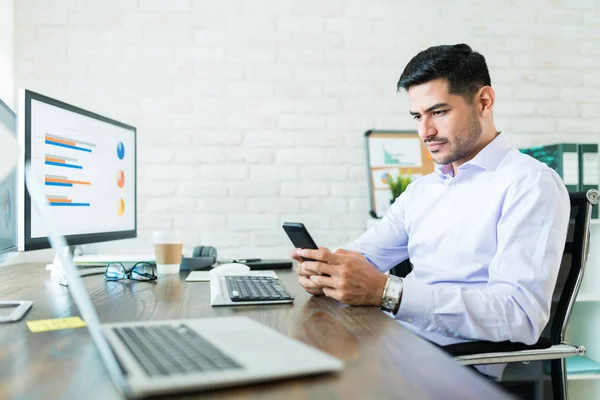 Aantrekkelijke Verkoper Actief Bedrijf Tijdens Het Gebruik Van Mobiele Telefoon — Stockfoto