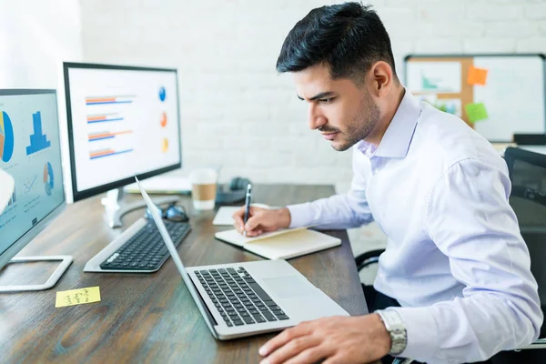 Zelfverzekerde Knappe Mannelijke Freelance Verkoper Maakt Notities Van Laptop Tijdens — Stockfoto