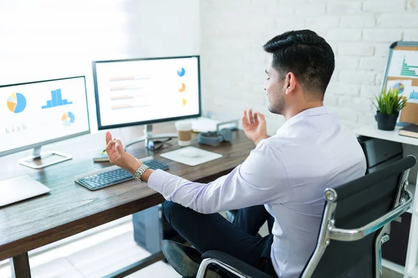 Verkäufer Meditiert Lotusposition Auf Stuhl Schreibtisch Während Von Hause Aus — Stockfoto