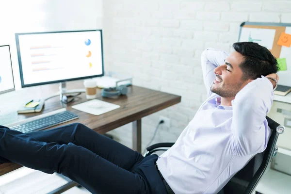 Empresário Contentado Relaxando Com Mãos Atrás Cabeça Mesa Enquanto Trabalhava — Fotografia de Stock