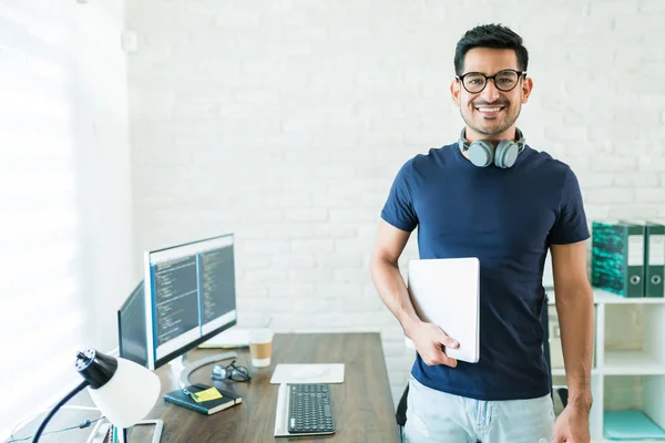 Guapo Desarrollador Software Freelance Joven Sosteniendo Portátil Por Escritorio Casa — Foto de Stock