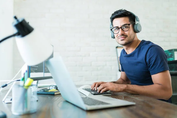 Portret Van Een Zelfverzekerde Jonge Mannelijke Programmeur Aan Een Bureau — Stockfoto