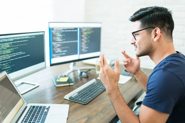 Attractive Latin Computer Science Freelancer Looking Screens While Sitting Fingers — Stock Photo, Image
