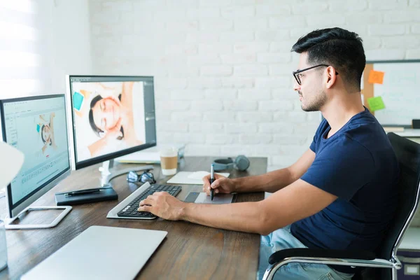 Seitenansicht Der Attraktiven Hispanischen Retusche Bearbeitung Foto Während Der Arbeit — Stockfoto