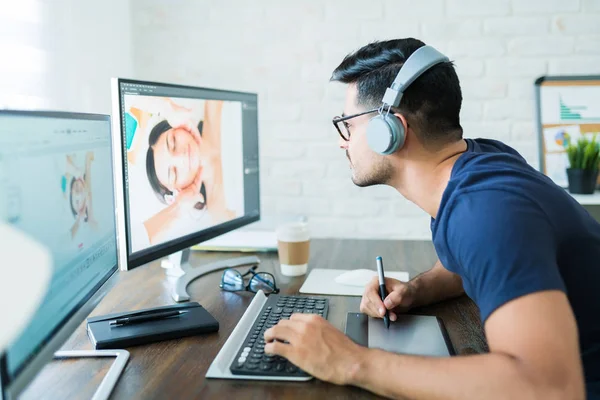 Fotógrafo Masculino Confiado Retocando Fotos Con Tableta Gráfica Escritorio — Foto de Stock