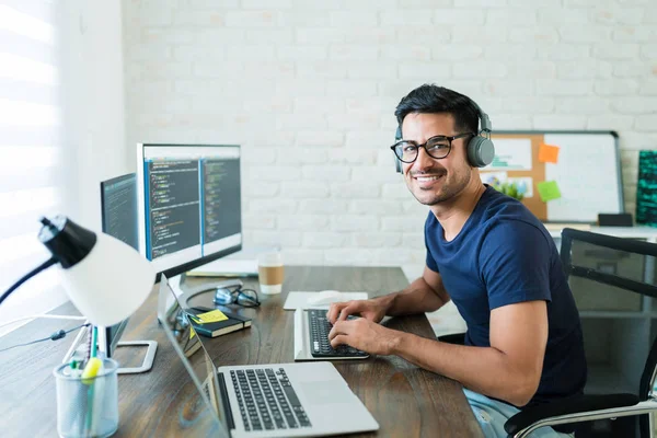 Giovane Programmatore Freelance Latino Sorridente Seduto Con Tecnologia Alla Scrivania — Foto Stock