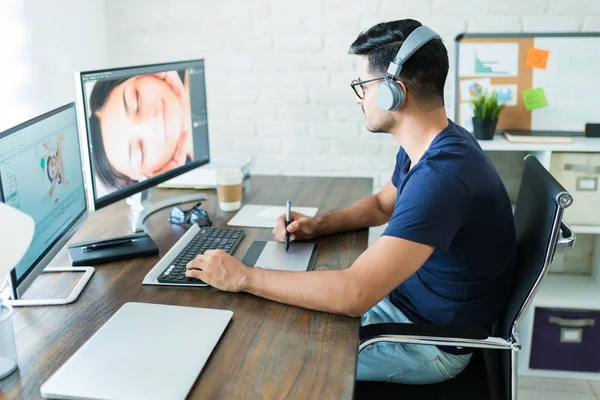 Zijaanzicht Van Aantrekkelijke Jonge Spaanse Redacteur Retoucheren Foto Tijdens Het — Stockfoto