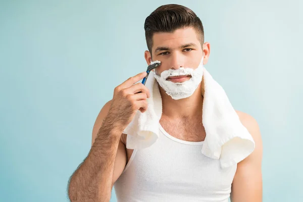 Homem Atraente Arrumando Com Guardanapo Ombro Fazer Contato Visual Contra — Fotografia de Stock