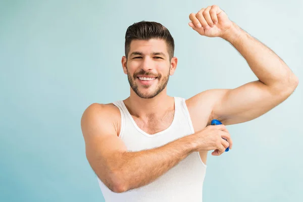 Uomo Muscoloso Ispanico Applicare Qualche Deodorante Ascella Mentre Effettua Contatto — Foto Stock