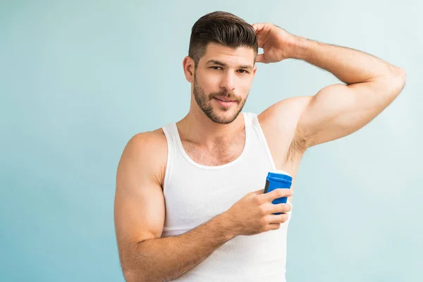 Retrato Hombre Guapo Sosteniendo Desodorante Mientras Está Pie Con Brazo — Foto de Stock