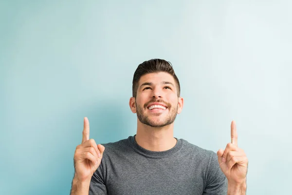 Excitada Bonito Hispânico Masculino Gesto Enquanto Olhando Para Cima Espaço — Fotografia de Stock