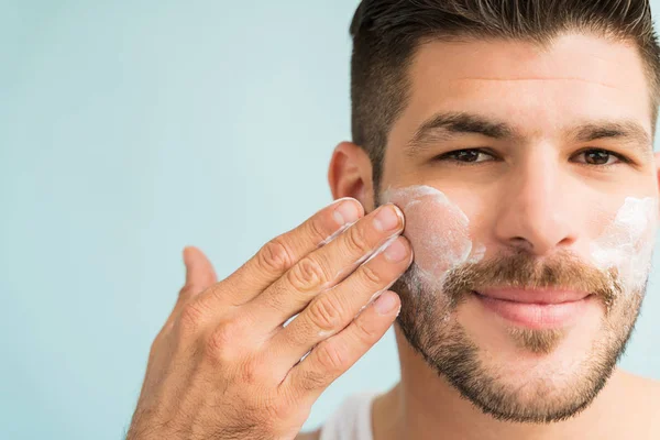 Gros Plan Homme Séduisant Toilettant Avec Crème Pour Peau Sur — Photo