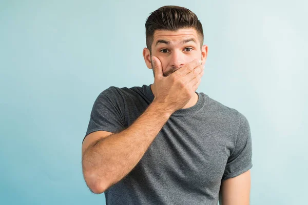 Chockad Ung Latinamerikan Man Täcker Munnen Med Handen Samtidigt Som — Stockfoto