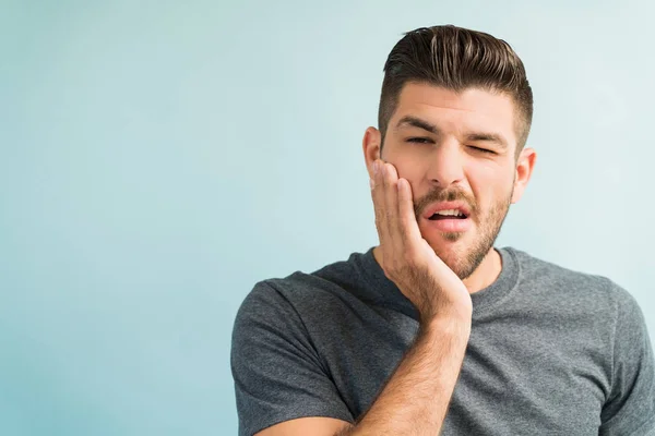 Retrato Jovem Com Mão Bochecha Sofrendo Dor Dente Contra Fundo — Fotografia de Stock