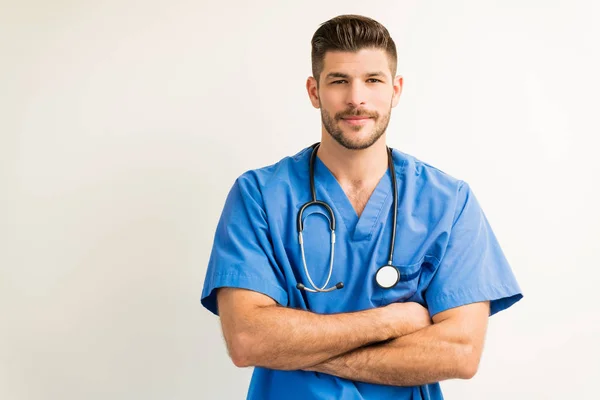 Médico Masculino Buen Aspecto Seguro Que Usa Uniformes Azules Mientras — Foto de Stock