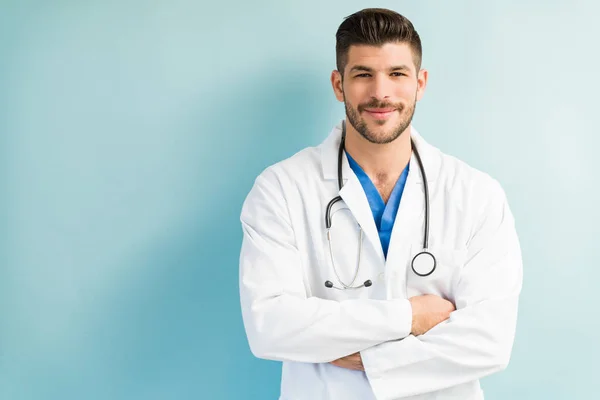 Médico Masculino Atraente Confiante Vestindo Jaleco Branco Enquanto Com Braços — Fotografia de Stock