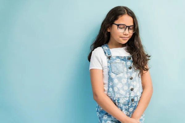 Schattig Vrouwelijk Kind Met Bril Spijkerbroek Naar Beneden Kijkend Studio — Stockfoto